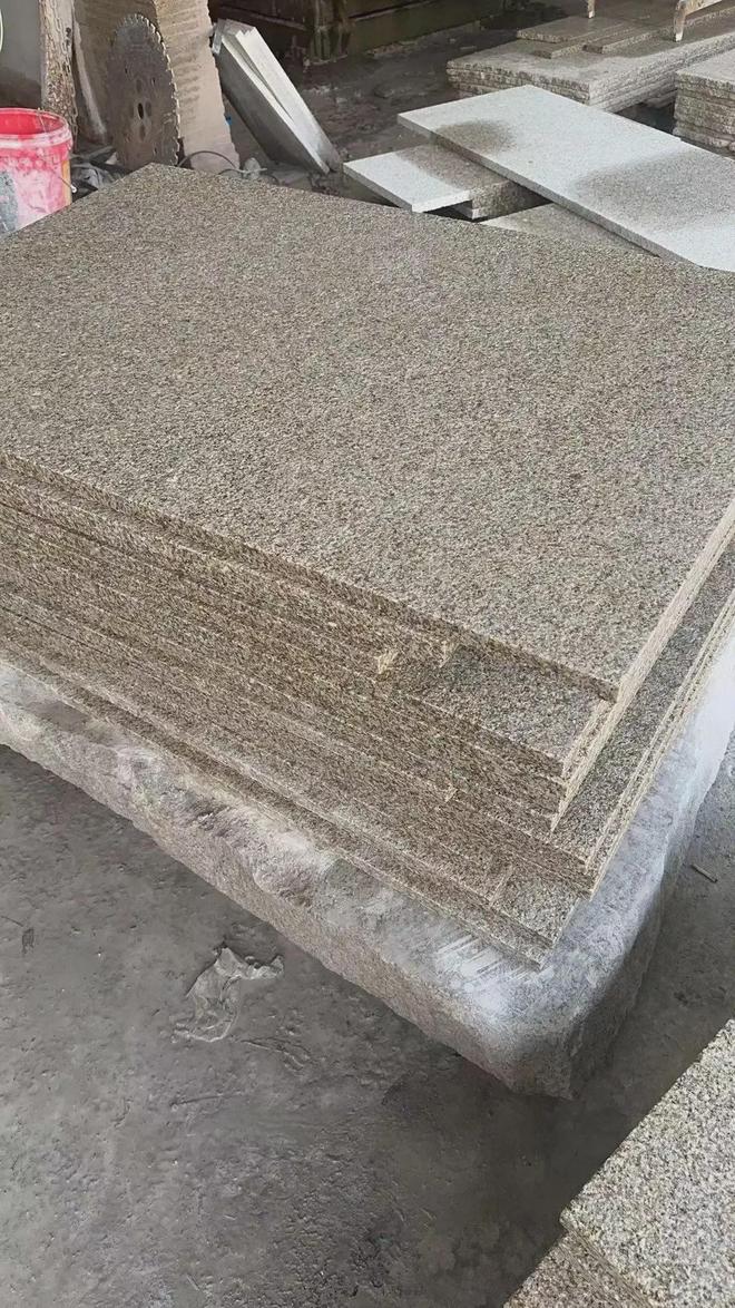 芝麻灰花崗巖與黃銹石的專業加工 荔枝面、火燒面及光面工藝詳解